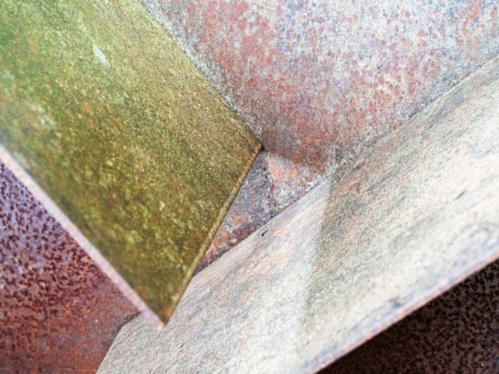 Skulptur 'Schütte I', Nahaufnahme der ineinander verschachtelten Metallflächen in Rostbraun und Messingfarben