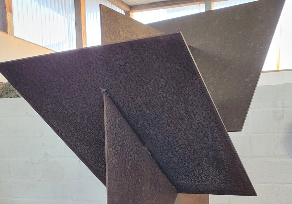 Skulptur 'Schütte I' aus ineinander verschachtelten Metallflächen, Sicht auf Metallflächen.